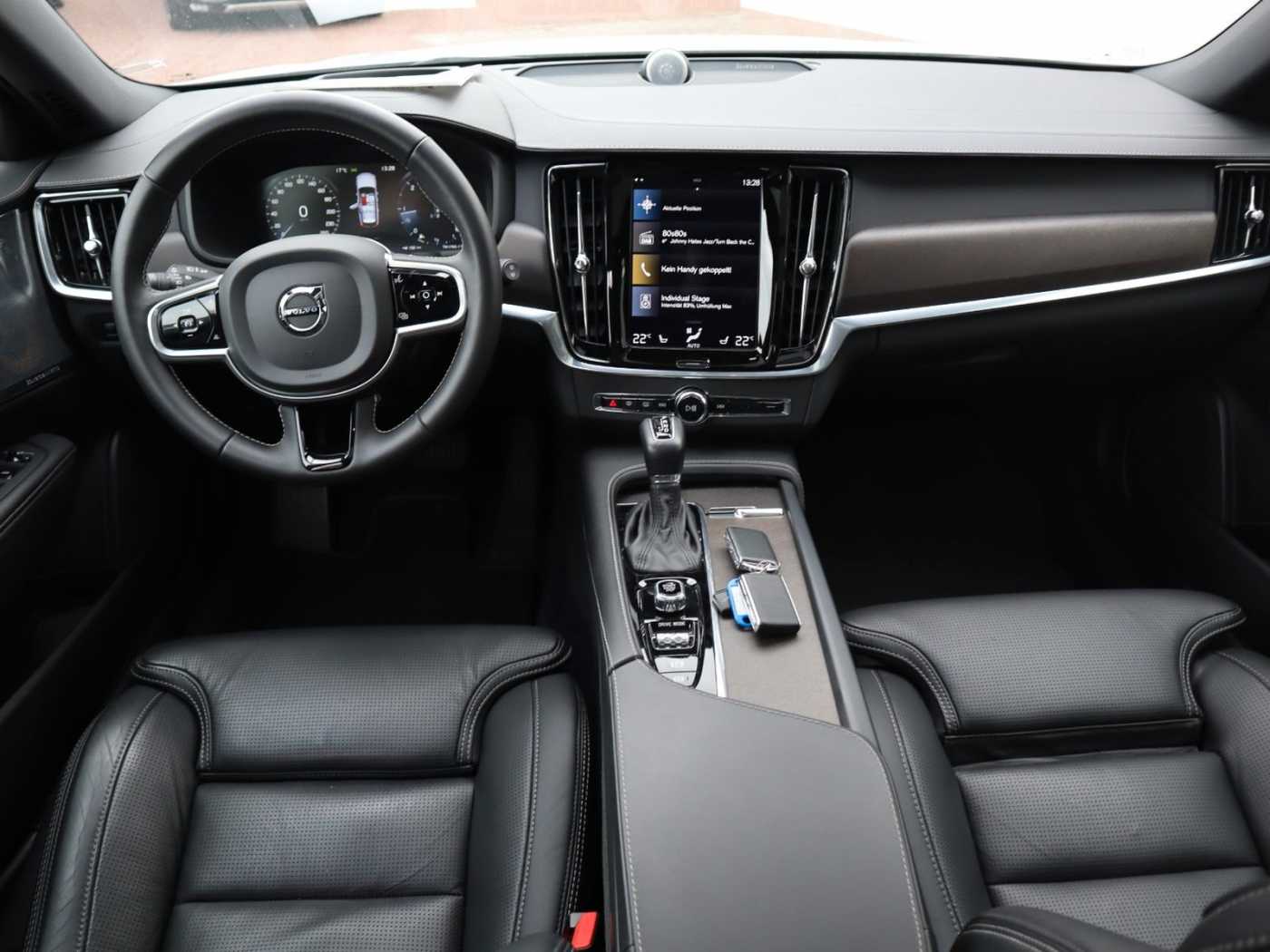 Volvo  CC Pro D5 AWD B&W*Pano*Luft  V-Max offen
